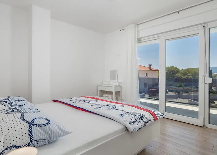 Palma By Interhome * Пинезичи